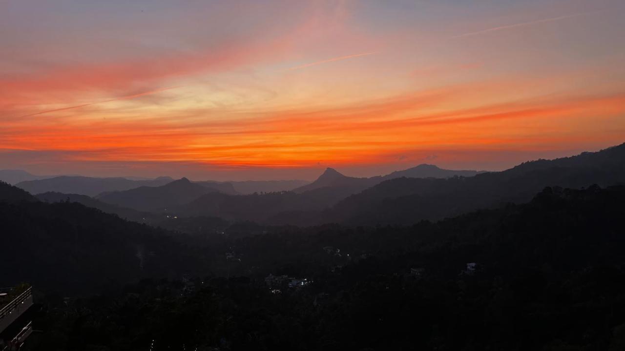 The Panoramic Getaway Hotel Munnar Luaran gambar Sunset over the Santa Monica Mountains
