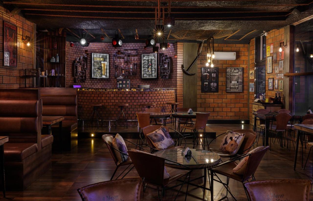 The Panoramic Getaway Hotel Munnar Luaran gambar The interior of the bar