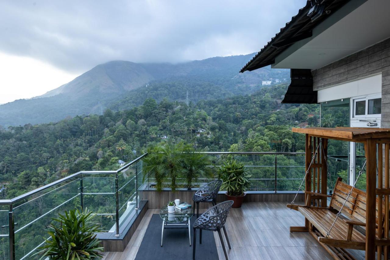 The Panoramic Getaway Hotel Munnar Luaran gambar View of the mountain from the balcony of a house in the village