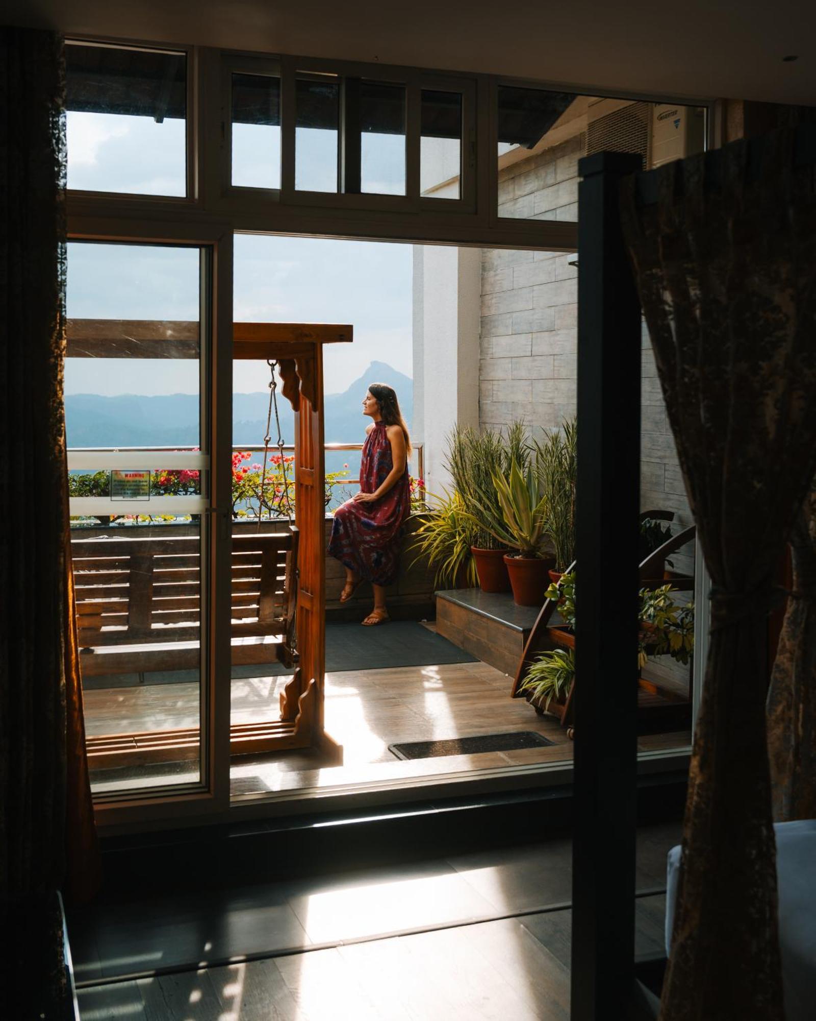 The Panoramic Getaway Hotel Munnar Luaran gambar A woman on a balcony