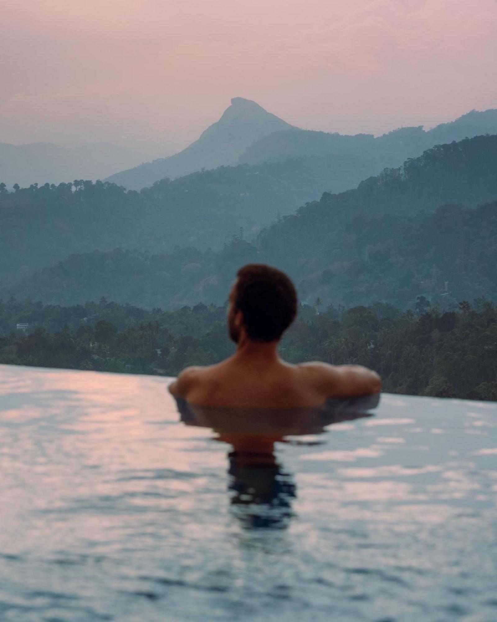 The Panoramic Getaway Hotel Munnar Luaran gambar A man in a swimming pool