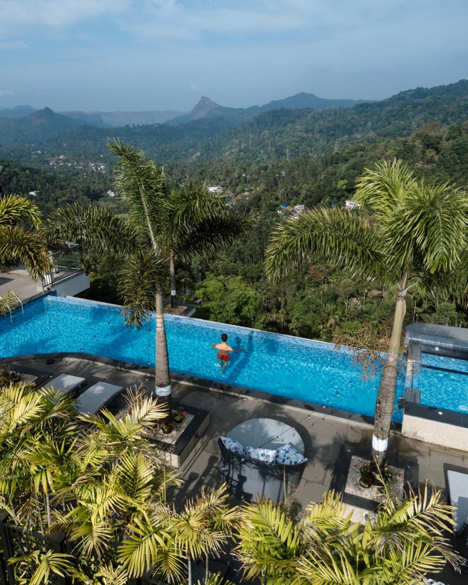 The Panoramic Getaway Hotel Munnar Luaran gambar Infinity pool at the Le Méridien, Phuket Resort & Spa