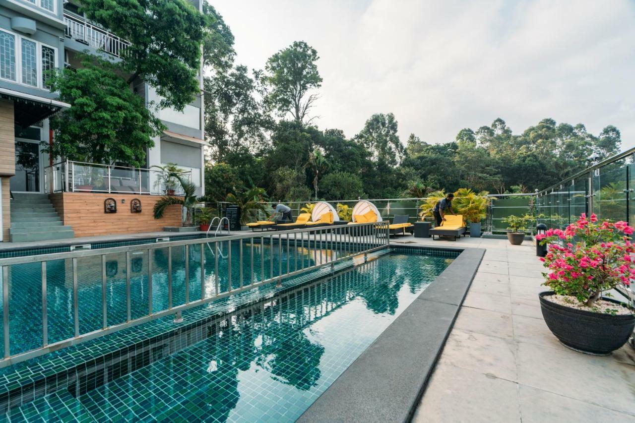 The Panoramic Getaway Hotel Munnar Luaran gambar The swimming pool at the hotel